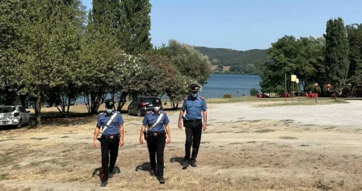 Malore mentre nuota nel lago