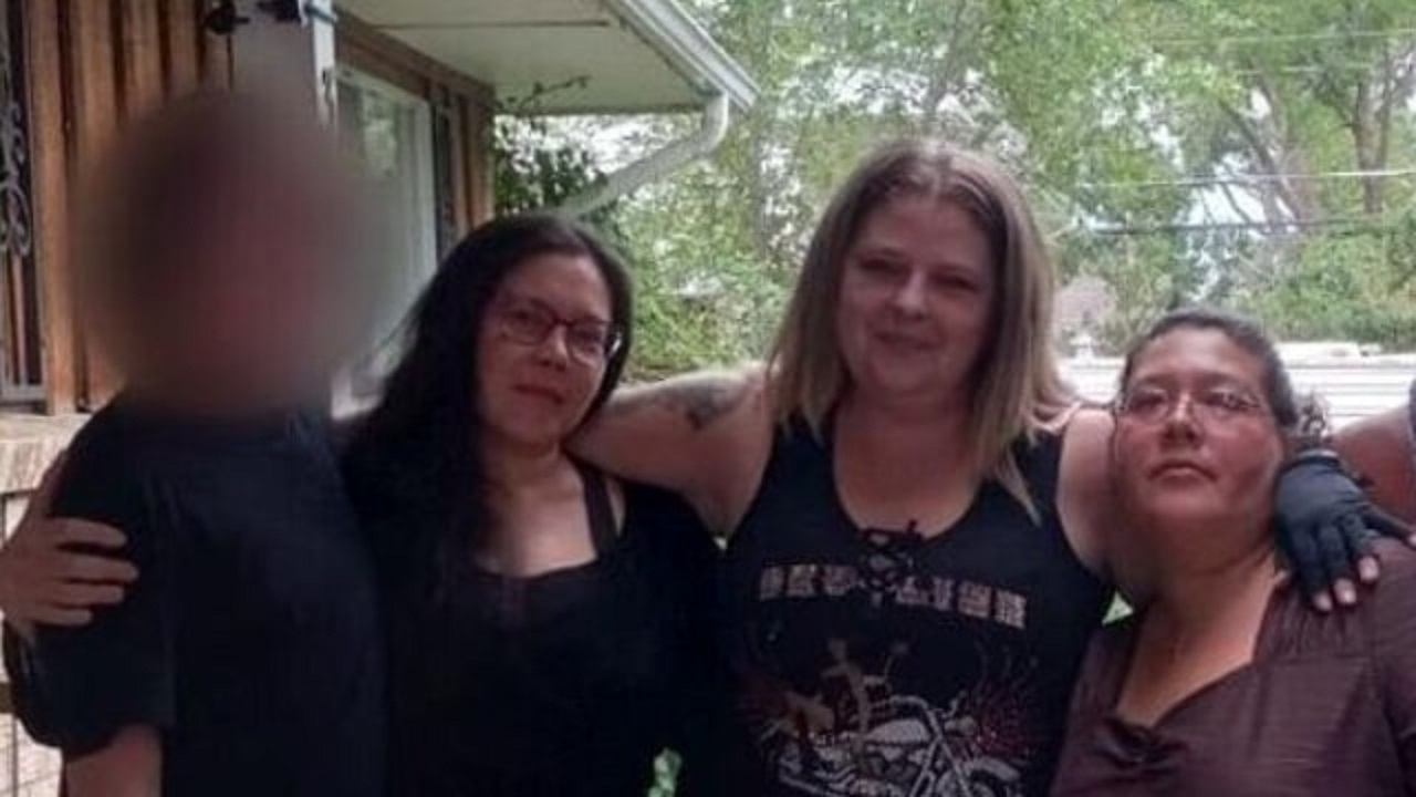 Mamma, figlio 14enne e zia vivono nei boschi