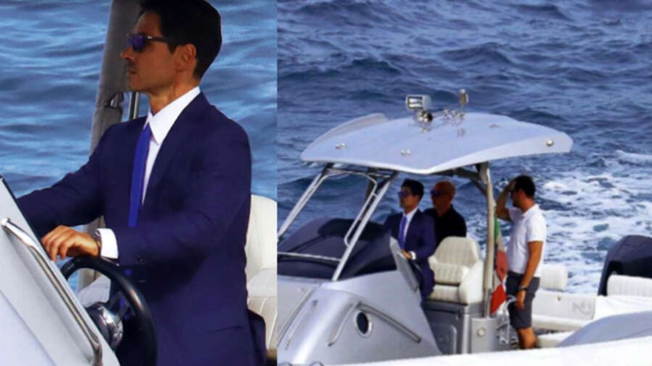 Pier Silvio Berlusconi in giacca e cravatta alla guida di un motoscafo: corsa d’urgenza a Mediaset
