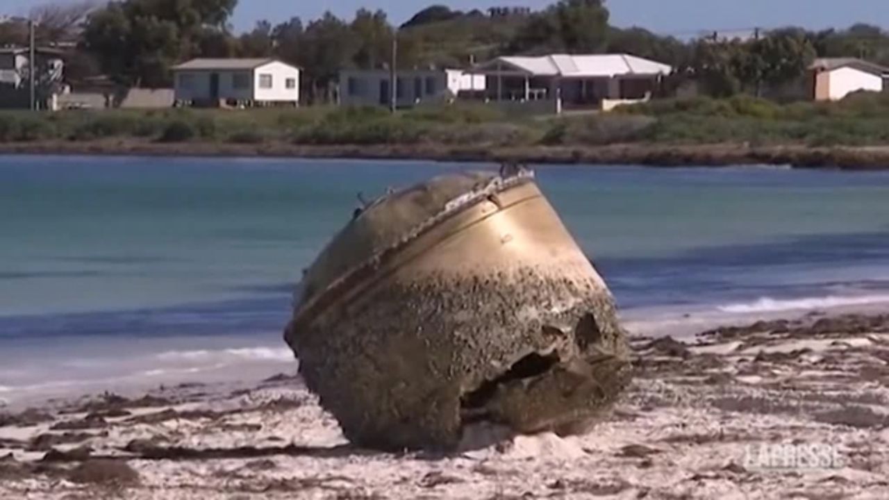 oggetto cilindrico spiaggia Australia