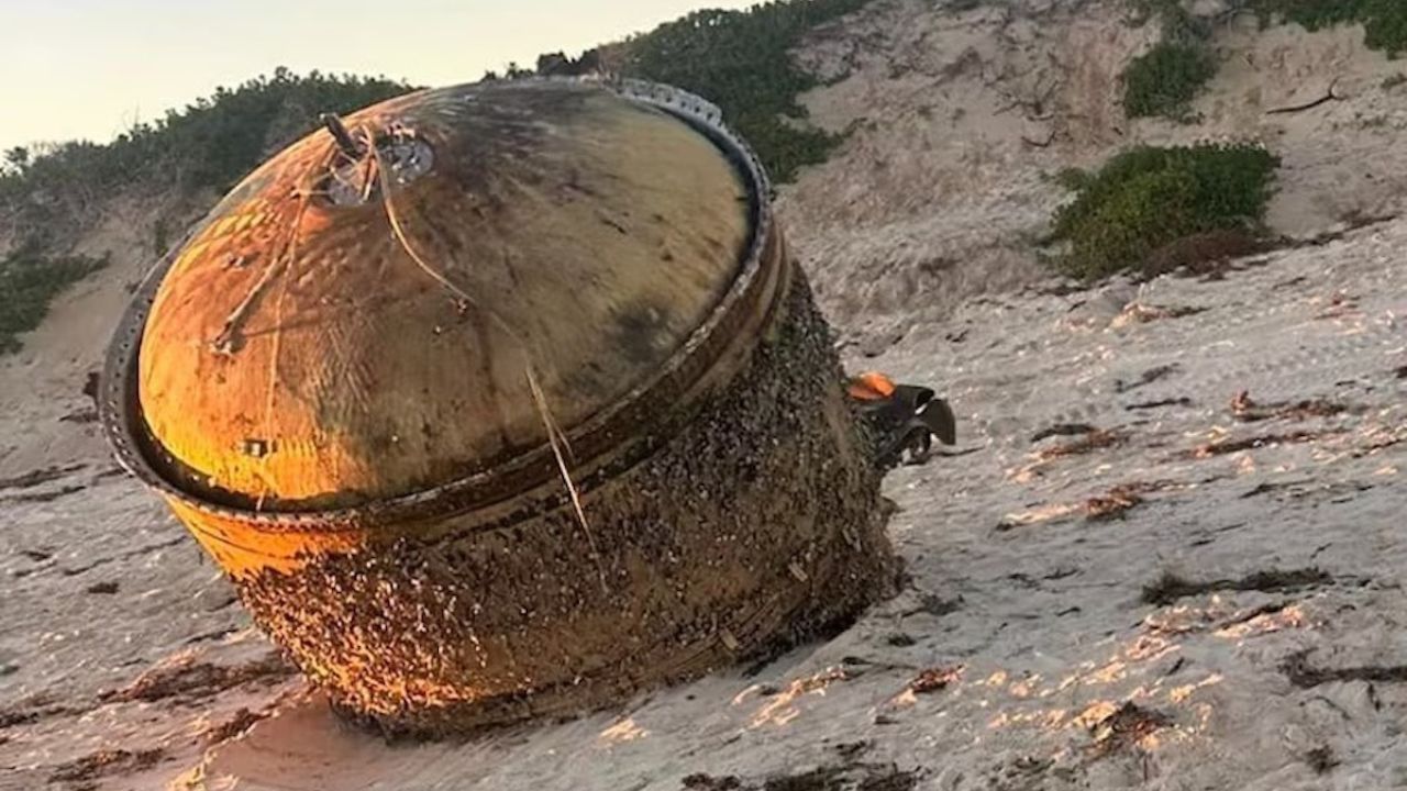 Ritrovato enorme oggetto cilindrico su una spiaggia: mistero