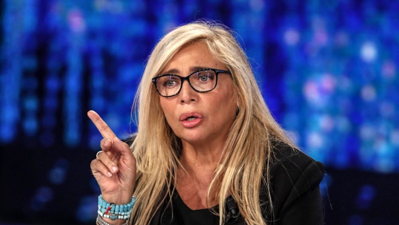 Mara Venier una furia sui social, la conduttrice si scaglia contro un hater: cosa è successo  --- (Fonte immagine: https://www.bigodino.it/wp-content/uploads/2023/08/Mara-Venier.jpg)