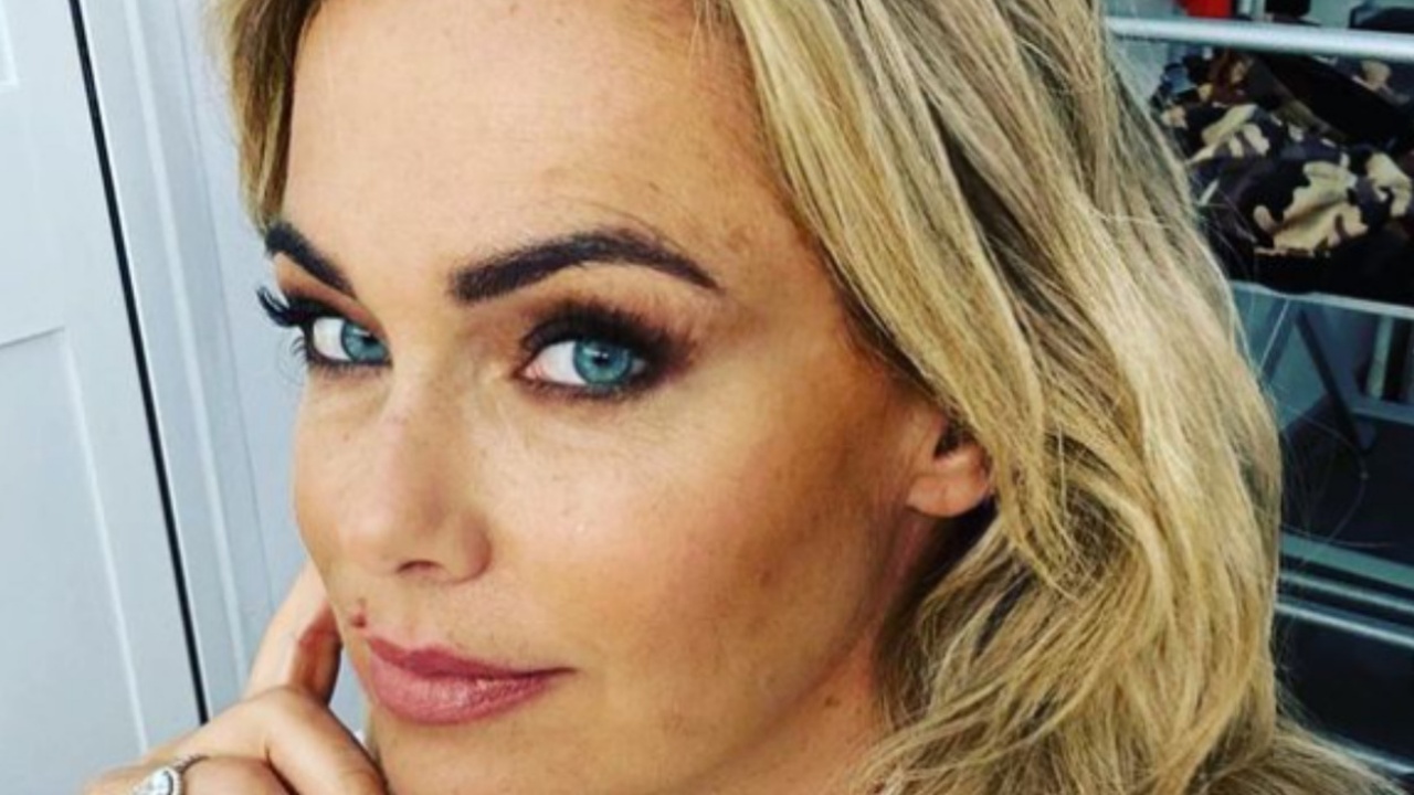 Nuovo amore per Sonia Bruganelli? Lo scatto del bacio sorprende, ma non è come sembra