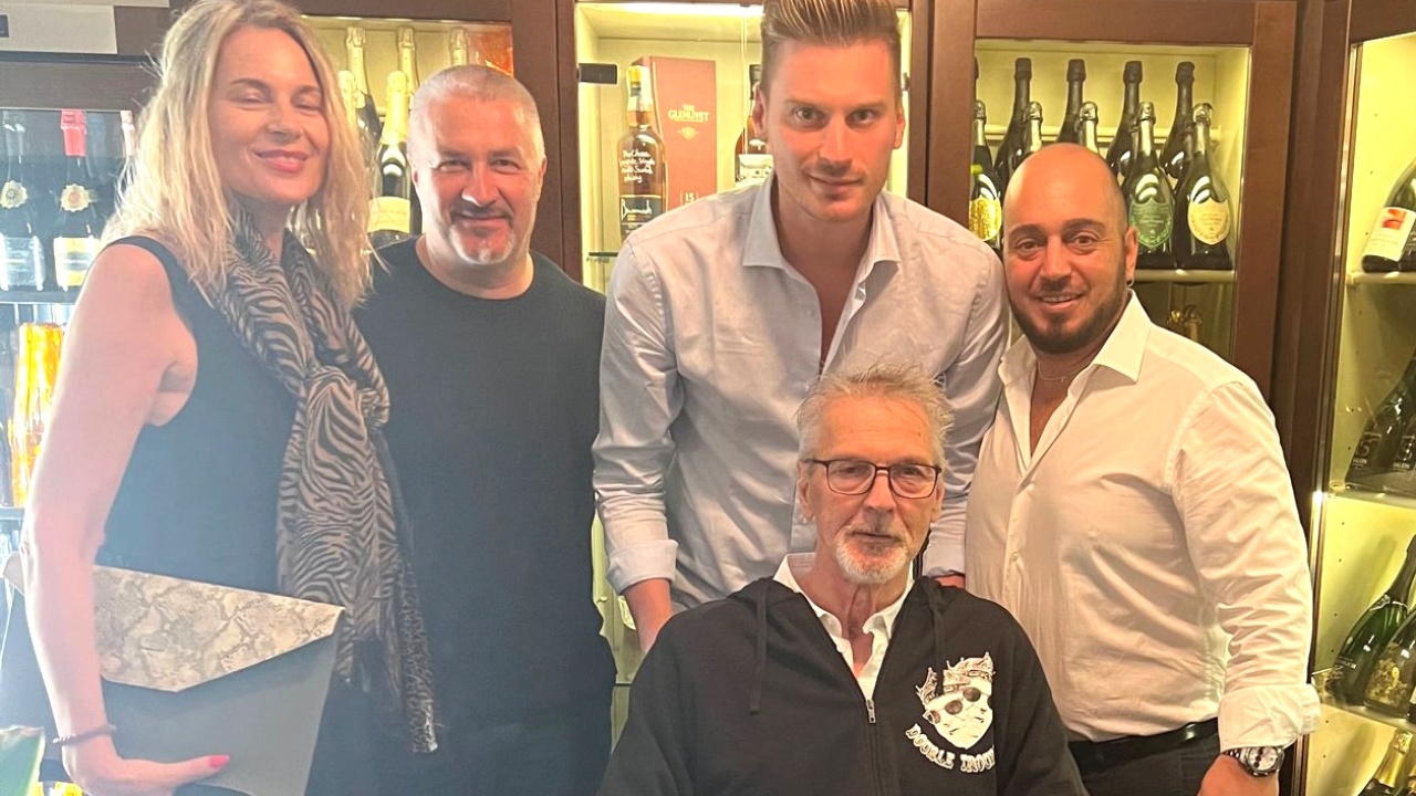 Stefano Tacconi trascorre una serata al ristorante in famiglia