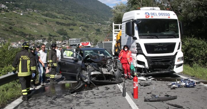 Auto contro un tir a Sondrio