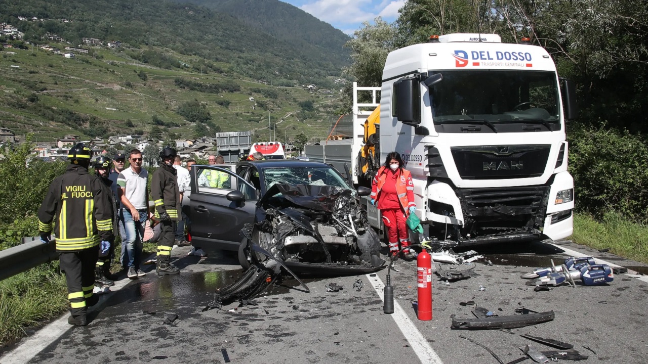 Auto contro un tir a Sondrio