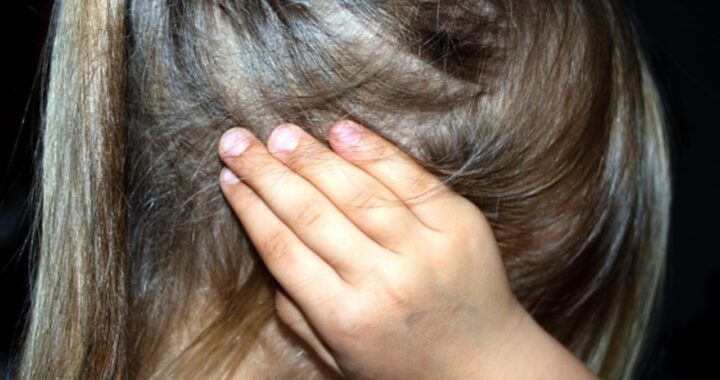 bambina di 7 anni denuncia famiglia