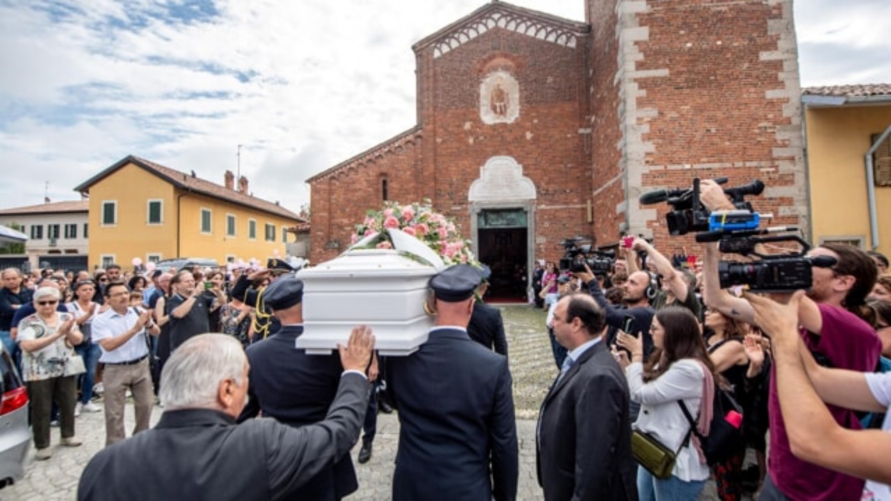 L’ultimo straziante addio a Sofia Castelli, la 20enne uccisa dall’ex fidanzato mentre dormiva
