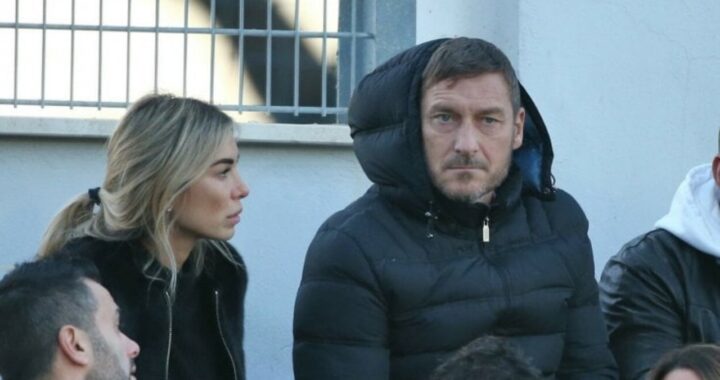 Francesco Totti e Noemi Bocchi paparazzati mentre guardano una Instagram Story di Ilary Blasi: le immagini stanno facendo il giro del web 