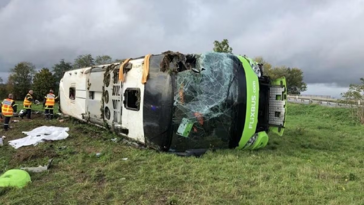 Flixbus si ribalta in Austria: ragazza di 19 anni perde la vita