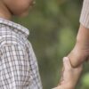 mani madre e figlio