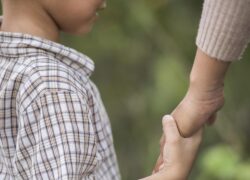 mani madre e figlio