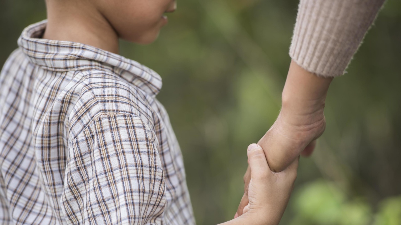 mani madre e figlio