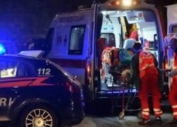 I sanitari del 118, subito intervenuti sul luogo del sinistro, non hanno potuto far altro che constatare il decesso della ragazzina di 15 anni. La coetanea che era alla guida della moto ha riportato ferite lievi. Così come l'autista 40enne dell'automobile coinvolta. Sul posto sono anche arrivati i Carabinieri della locale stazione di Varcaturo, che hanno scoperto che l'auto era sotto sequestro e l'autista non avrebbe potuto mettersi alla guida.