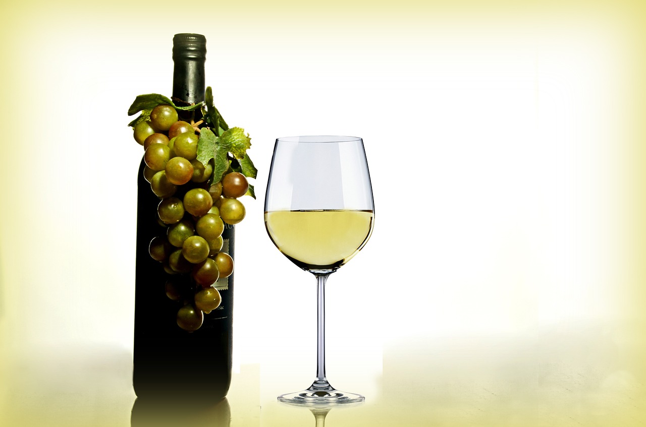 Dolcezza e leggerezza in un calice: i vini bianchi da provare assolutamente