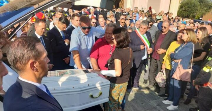 funerale bimba freccia tricolore