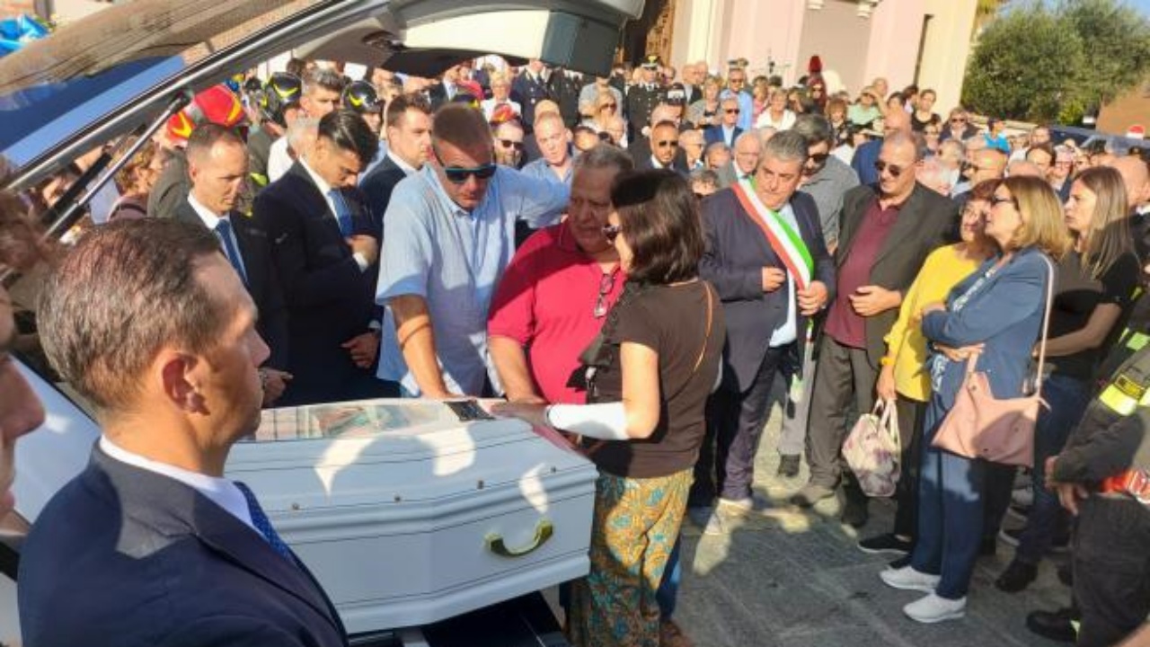 funerale bimba freccia tricolore 
