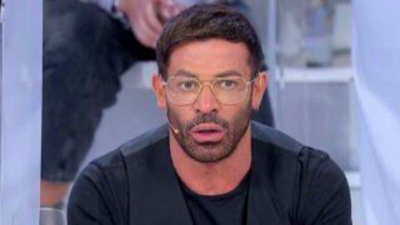 Gianni Sperti è innamorato: l’annuncio sui social spiazza i fan