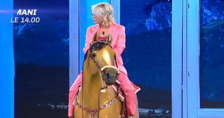 Maria De Filippi veste rosa
