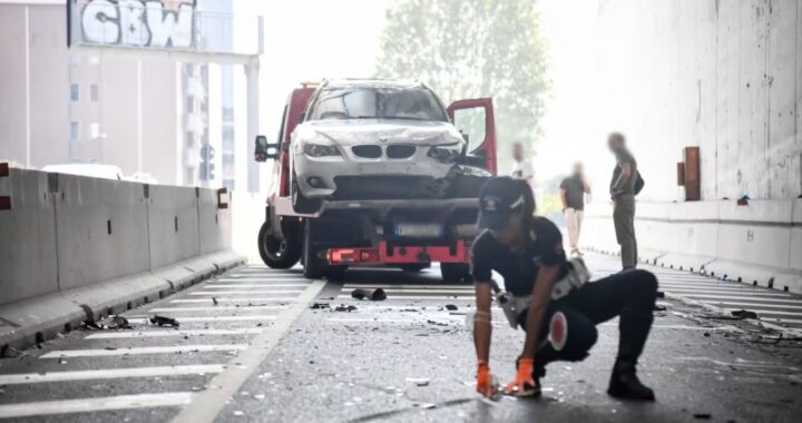 Auto travolge una famiglia e scappa