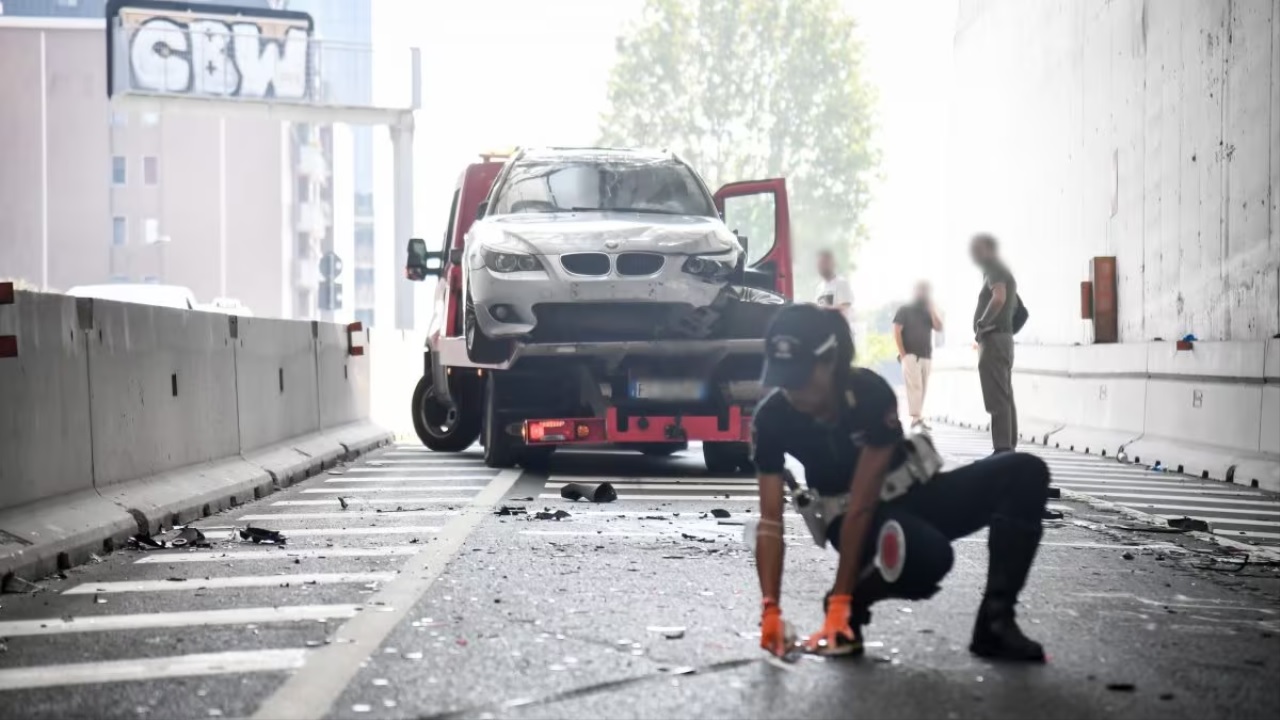 Auto travolge una famiglia e scappa