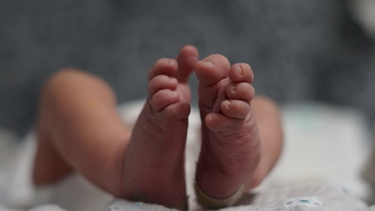 maltrattamenti bambina di 3 mesi