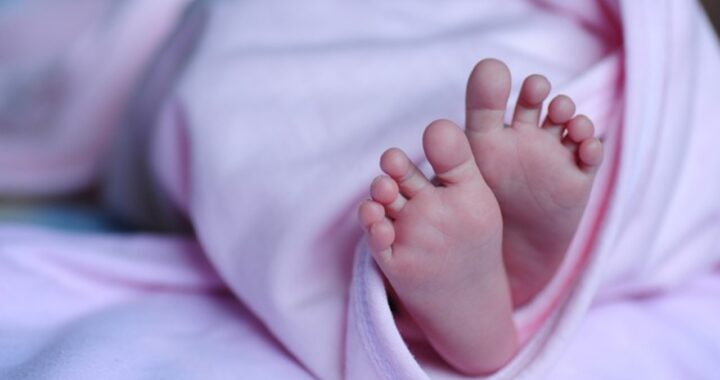 maltrattamenti bambina di 3 mesi