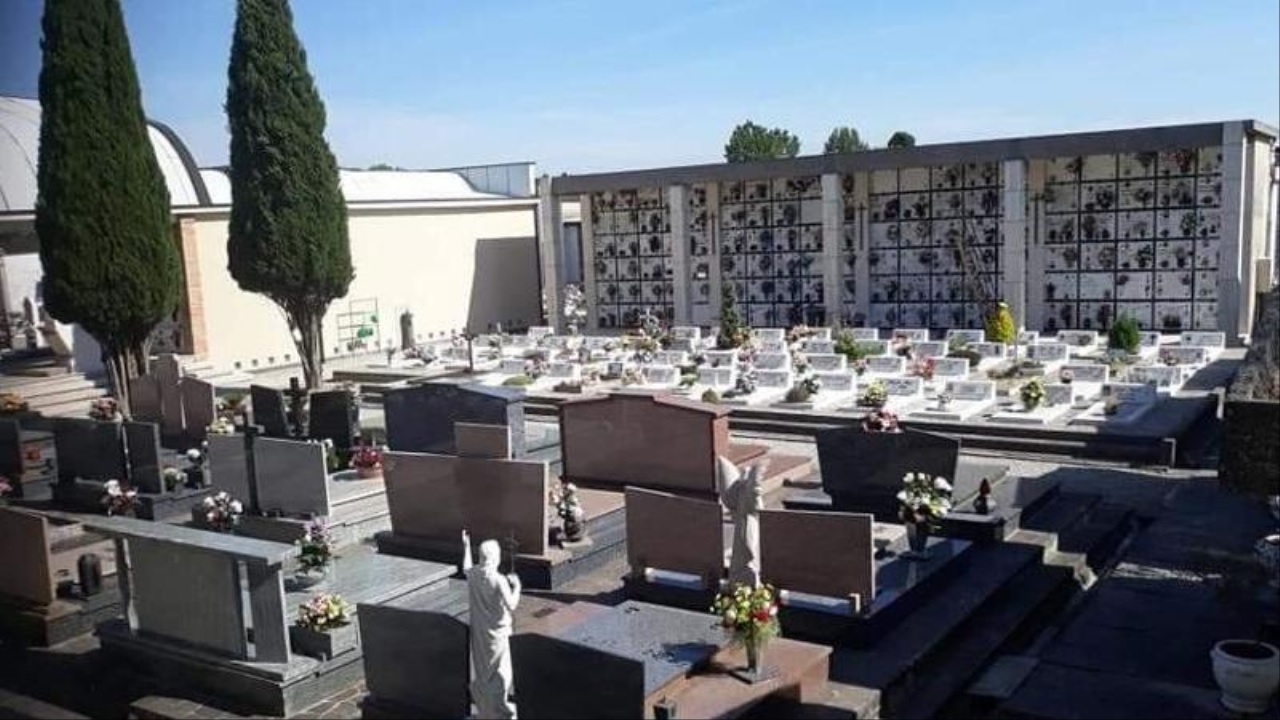 Uomo di 65 anni perde la vita a febbraio: sepolto solo otto mesi dopo, non aveva nessuno