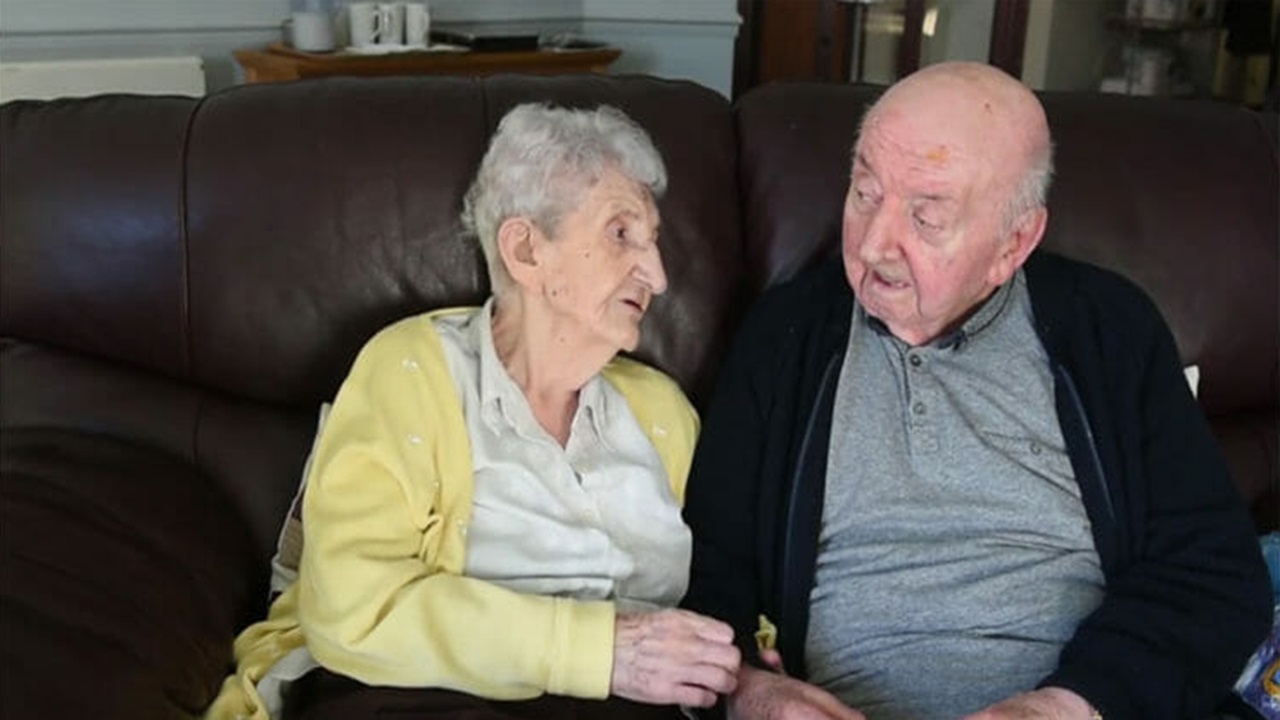 98enne va nella casa di riposo per prendersi cura del figlio di 80 anni