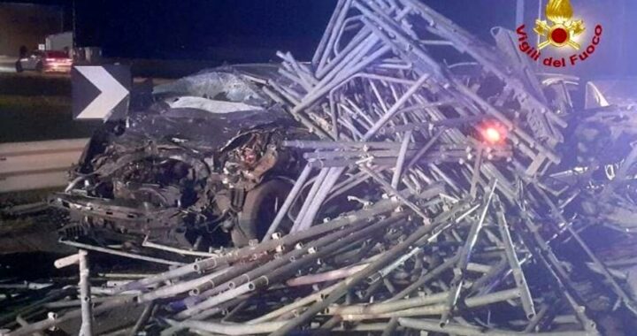 Due ragazzi morti travolti da impalcature