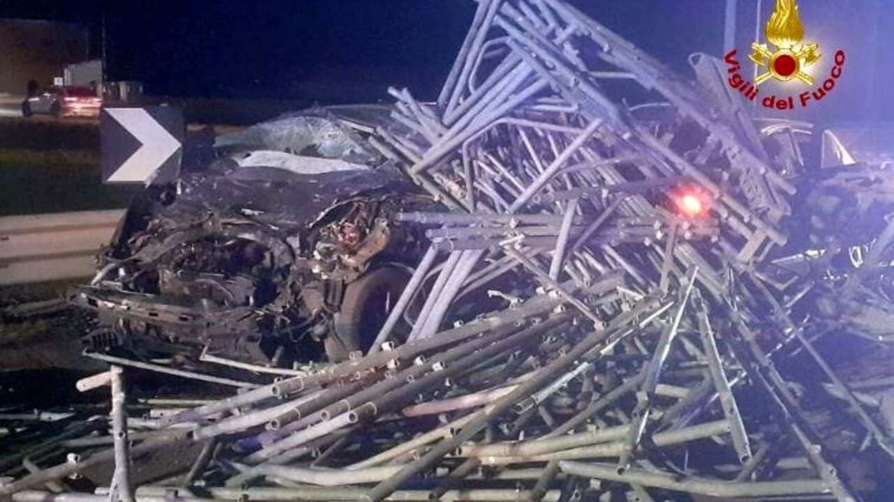 Due ragazzi morti travolti da impalcature