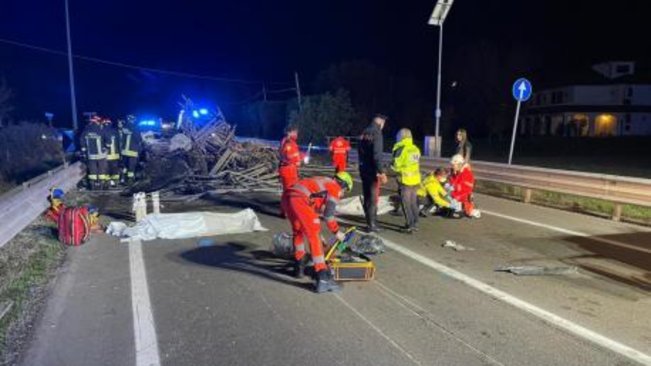 Due ragazzi morti travolti da impalcature