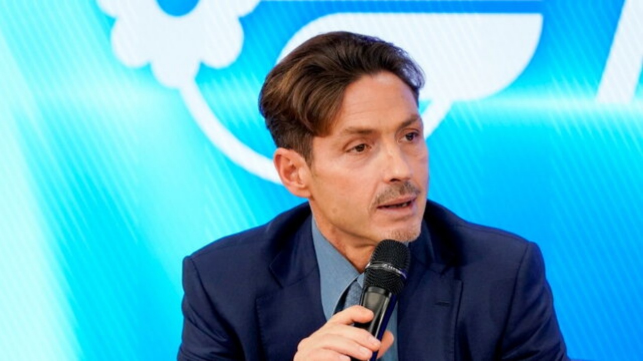 Enrico Papi, stop al suo programma: la decisione di Mediaset