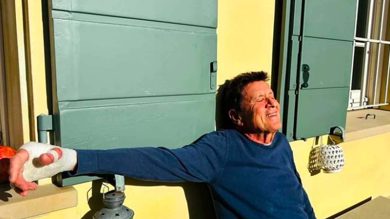 Gianni Morandi, problemi di salute per il cantante, uno scatto social preoccupa, lui risponde e fa chiarezza: le sue parole