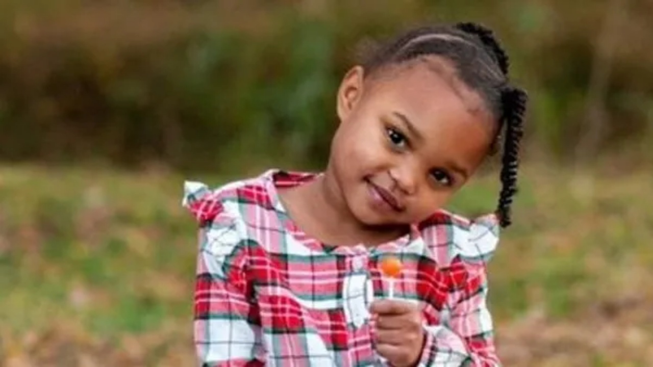 Bambina di 5 anni trovata priva di vita dai suoi genitori: “Stava giocando con i fratelli”