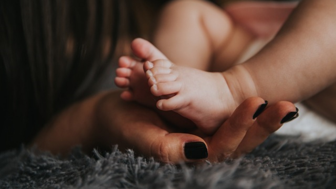 Mamma di 34 anni muore nel sonno: dormiva accanto alla sua bambina di soli 4 mesi