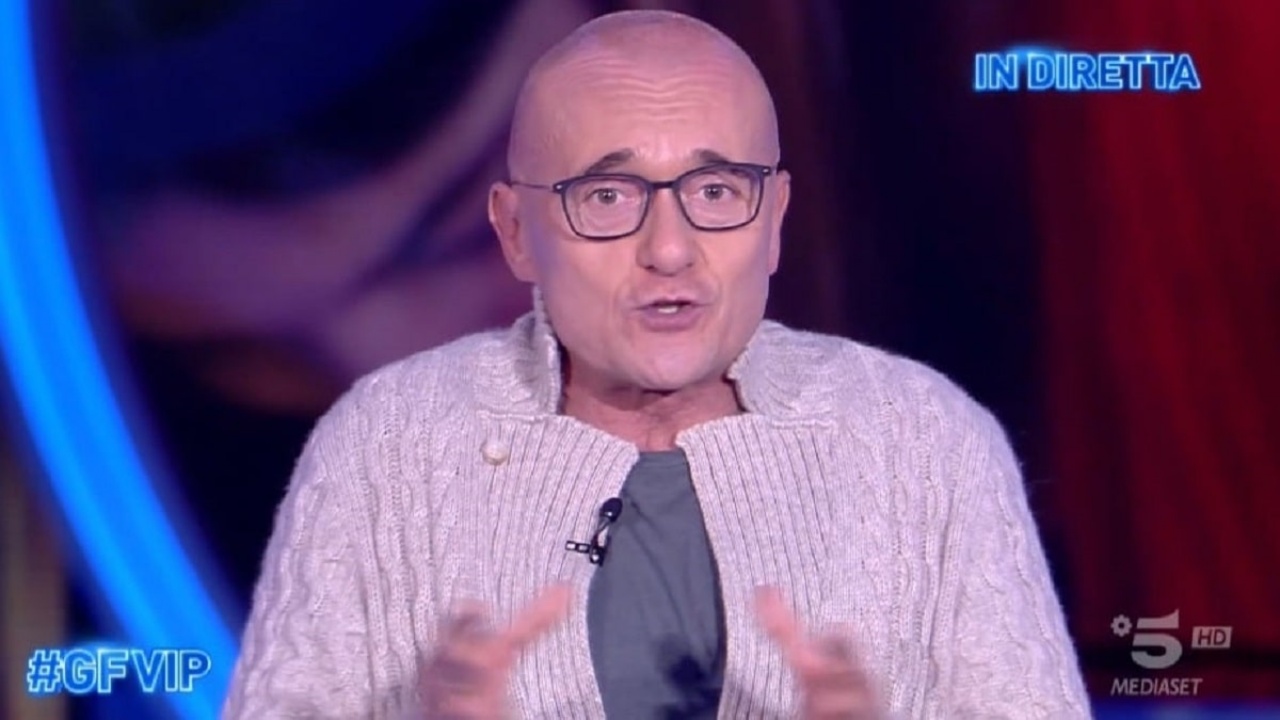 Grande Fratello, caos nella casa, un concorrente ha dato un pugno e si è rotto la mano: di chi stiamo parlando