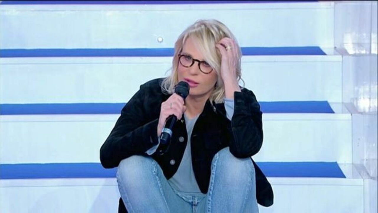 Uomini e Donne, la rivelazione di Maria De Filippi sul cavaliere preoccupa: “Ha avuto un incidente”