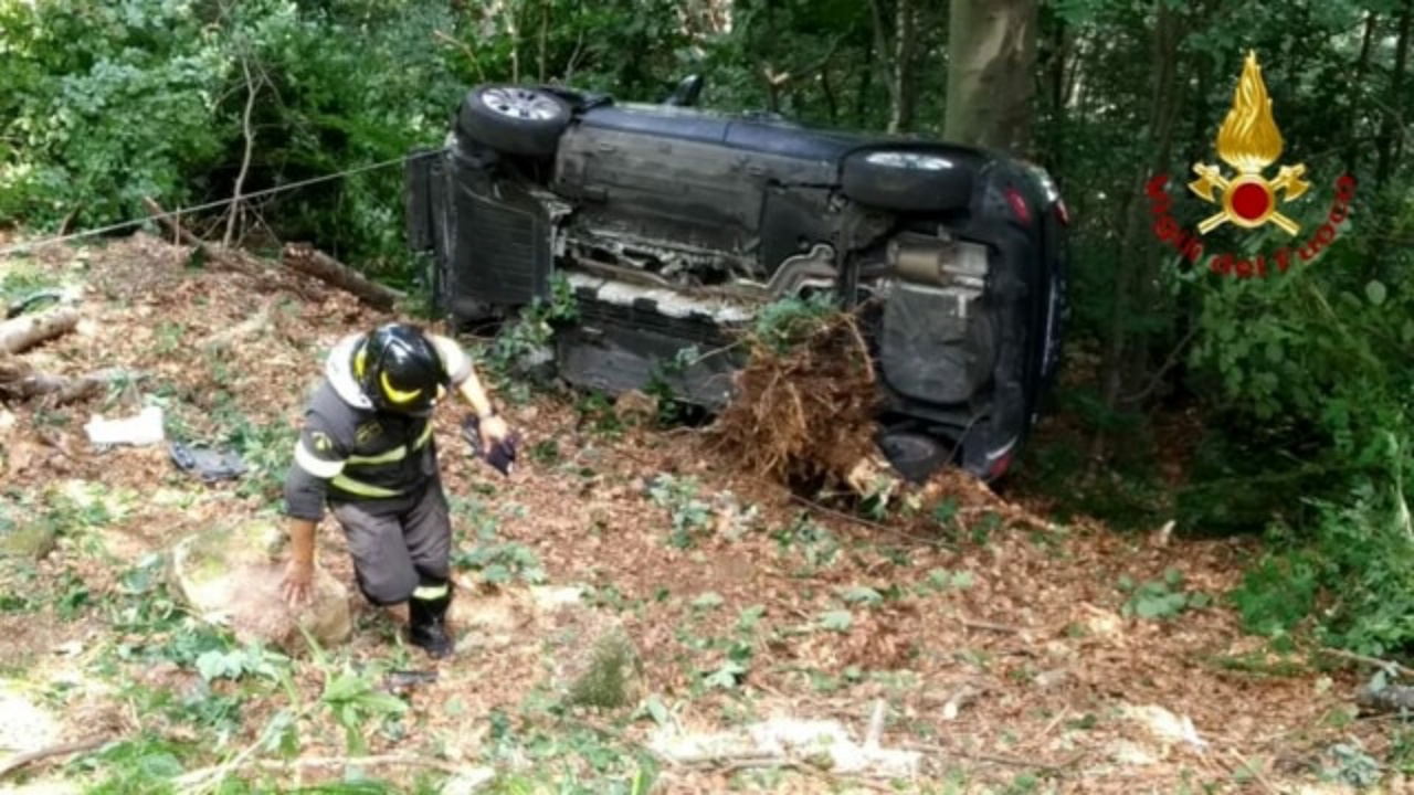 Il mistero dell’auto nella scarpata, dentro una ragazza ferita: fuggiti due uomini