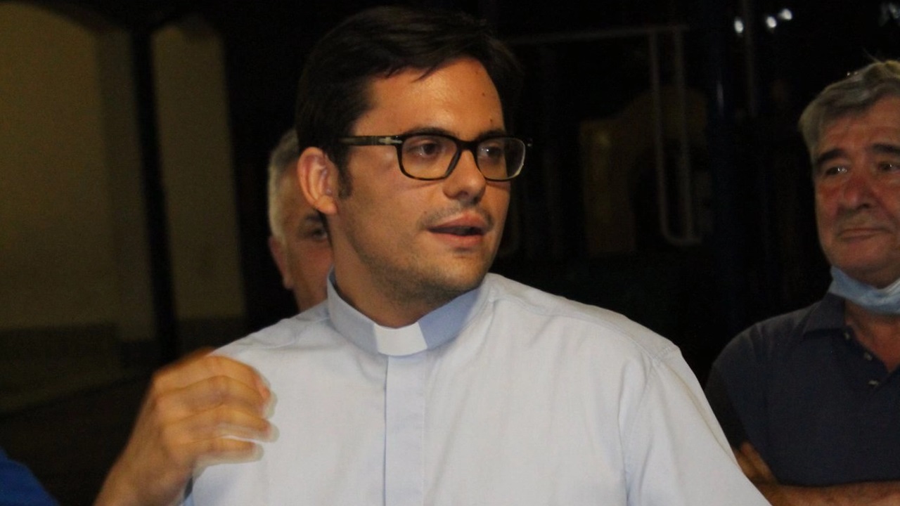 Sacerdote perde la vita tornando a casa da un pranzo di Natale con gli anziani: Don Roberto Pozzi aveva 32 anni