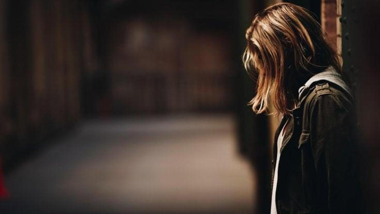 “Ossessivo con mia figlia, ho paura!” Mamma di una 16enne denuncia la relazione della figlia e il giudice dispone il braccialetto elettronico