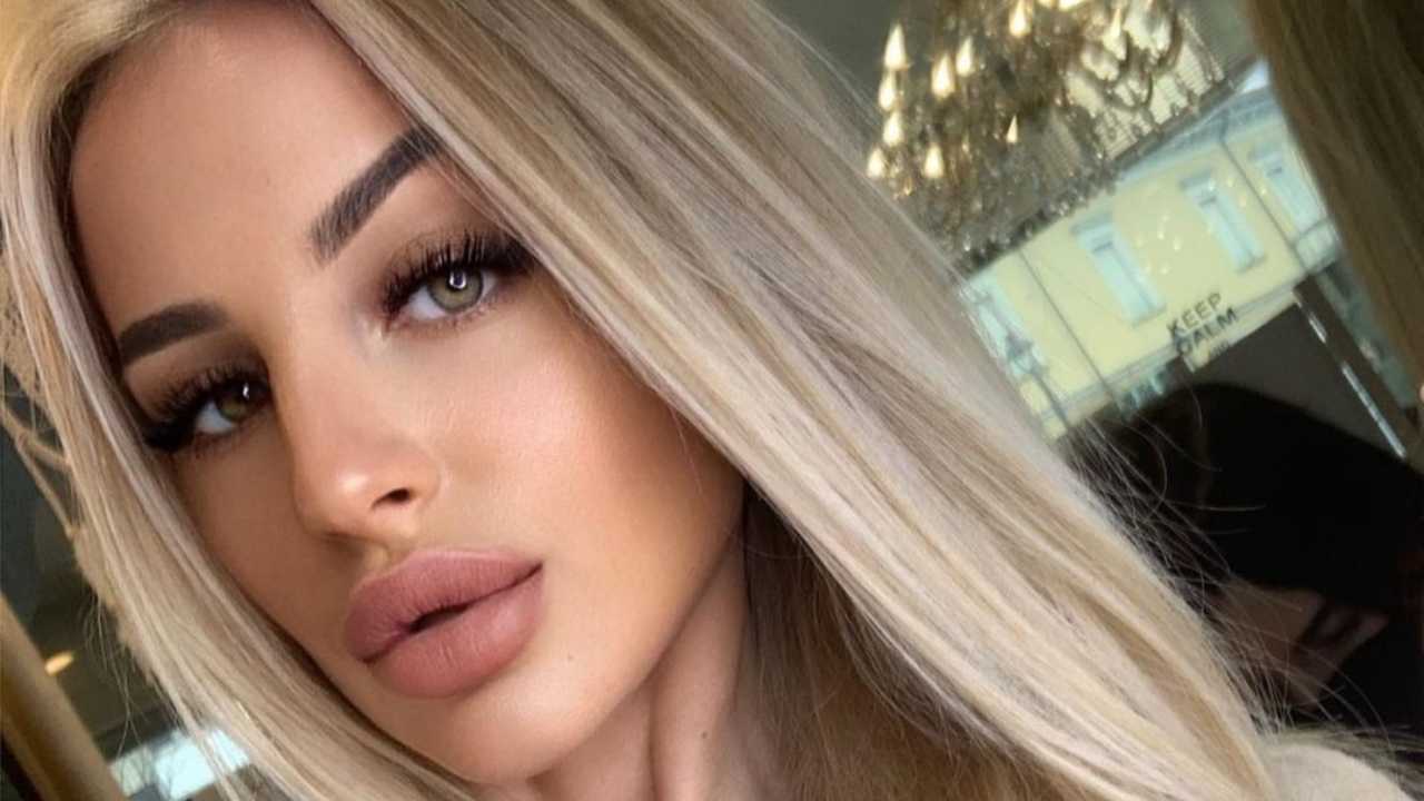 Lutto per Katia Fanelli, l’ex volto di Canale 5 ha perso il suo papà: l’annuncio spiazza