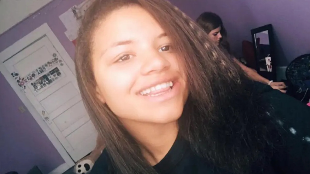 Butta benzina sulla brace, la fiammata colpisce una ragazza di 17 anni: Madison Lewis muore dopo 3 settimane di agonia