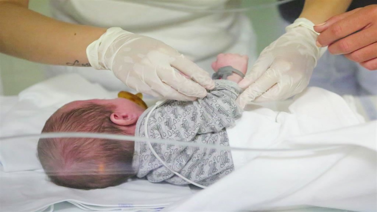 Neonato abbandonato tra i rifiuti nel torinese