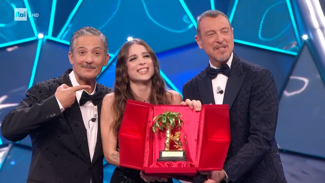 Angelina Mango vince Sanremo: riceve il premio del leone con la palma