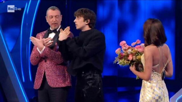 Perché tutti stanno facendo questo gesto sul palco dell’Ariston? La bellissima iniziativa del Fantasanremo