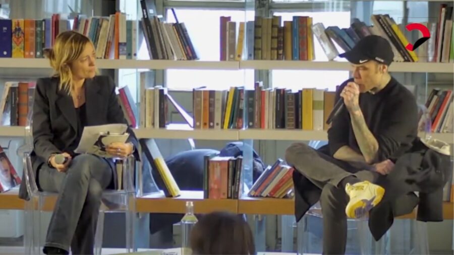 Fedez incontra licelai torinesi per parlare della salute mentale tra i giovani