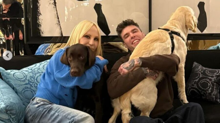 Fedez va alla sfilata di Donatella Versace