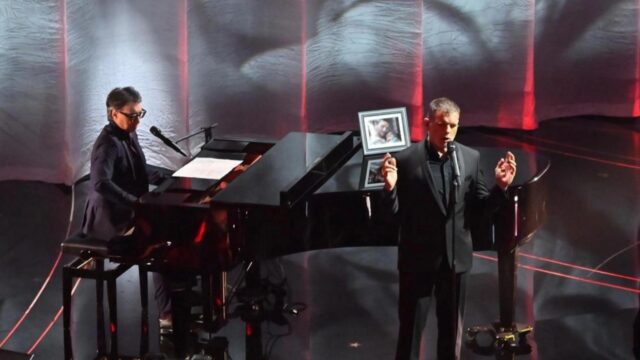 Sanremo 2024, il momento più commovente della terza serata: il brano di Jannacci e Massini e quella foto di un papà con il suo bambino
