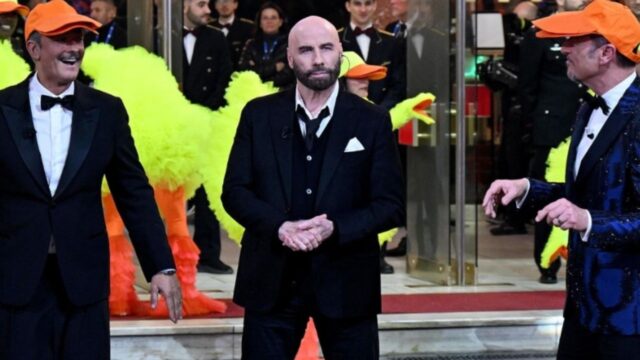 Pubblicità occulta per John Travolta: il balletto a Sanremo fa finire tutti nei guai e i vertici RAI tremano